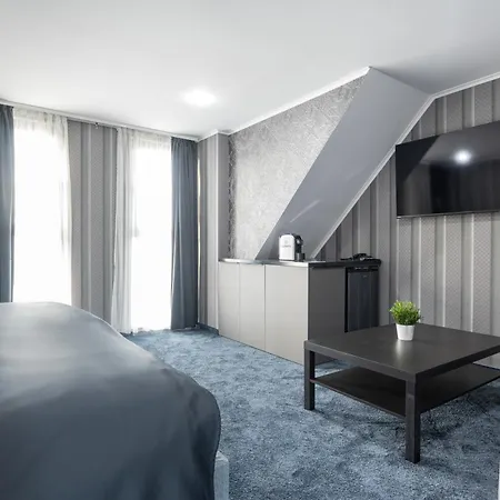 Hotel Boutique 5 - Free Parking - Free Breakfast - Free Internet - Evse 3*