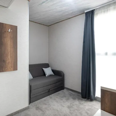 Hotel Boutique 5 - Free Parking - Free Breakfast - Free Internet - Evse