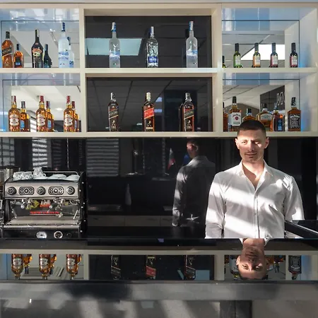 Boutique 5 - Free Parking - Free Breakfast - Free Internet - Evse Hotel